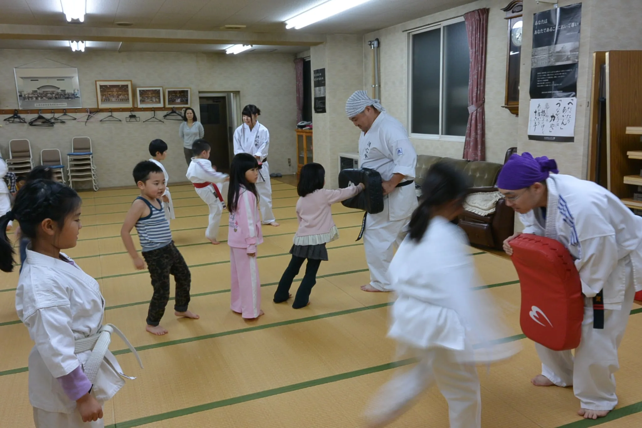 体幹を鍛える子どもたちの空手稽古